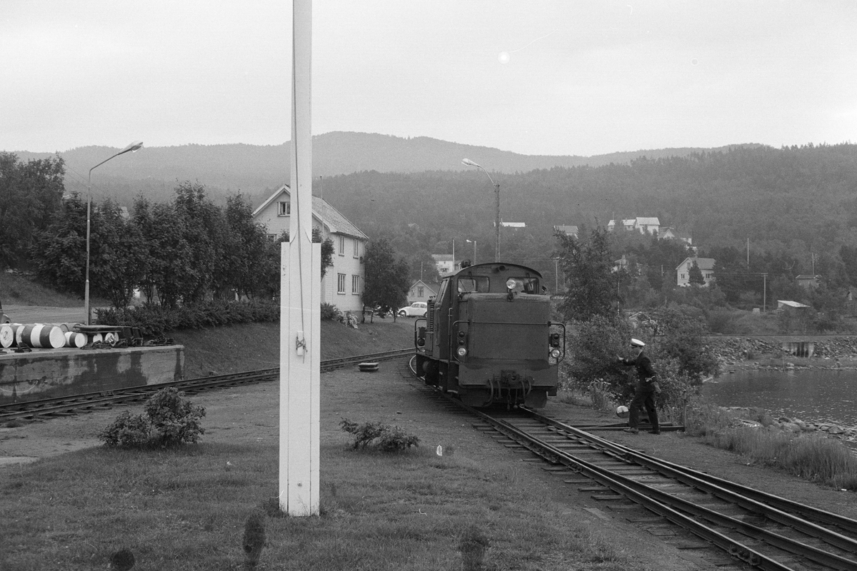 Skifting med Sulitjelmabanens diesellokomotiv SAULO på Finneid stasjon
