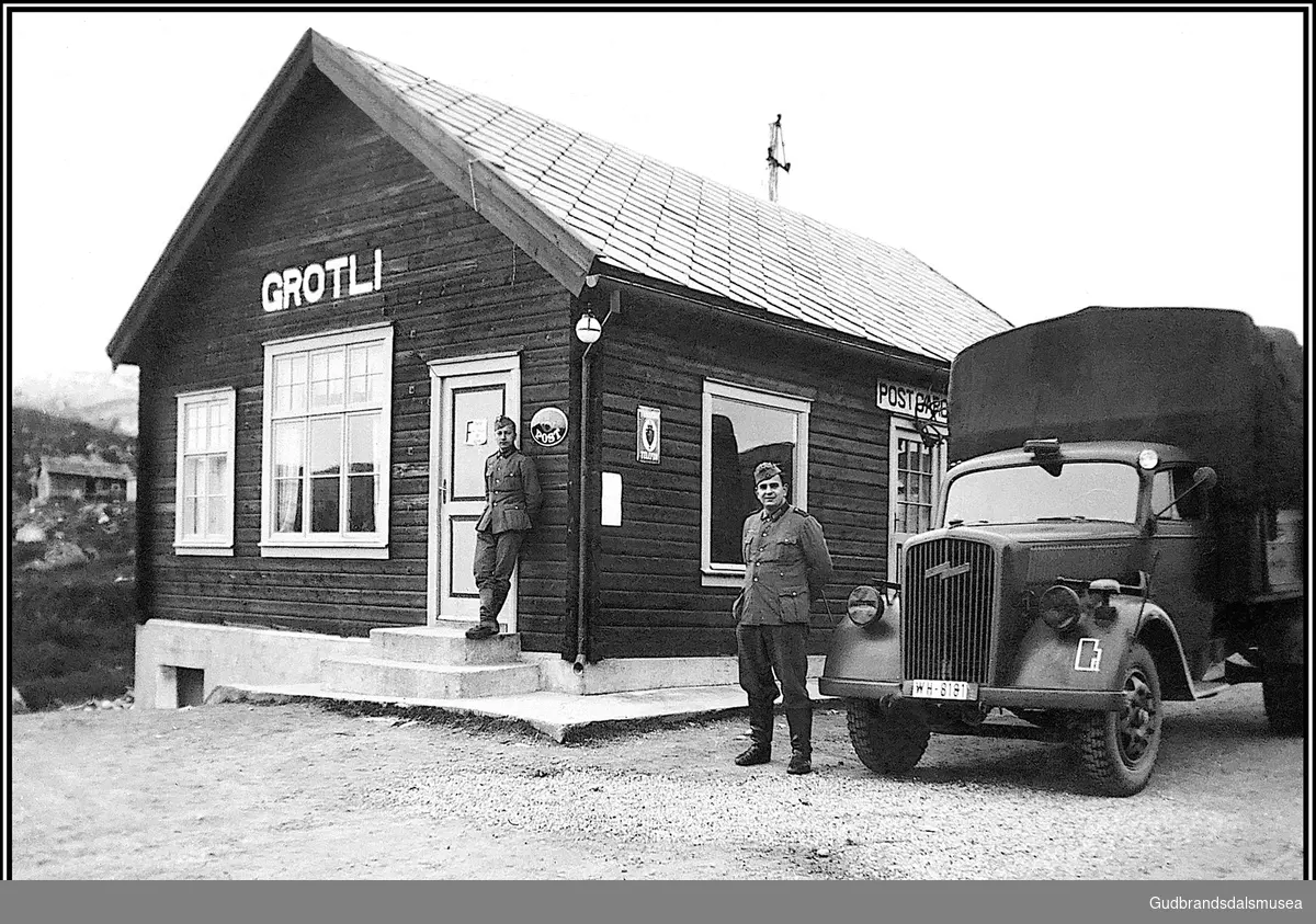 2 tyske soldatar ved kiosken på Grotli