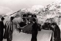 Snøbrøyting i 1950-åra på Ramsdalsheia med FWD lastebil tilh