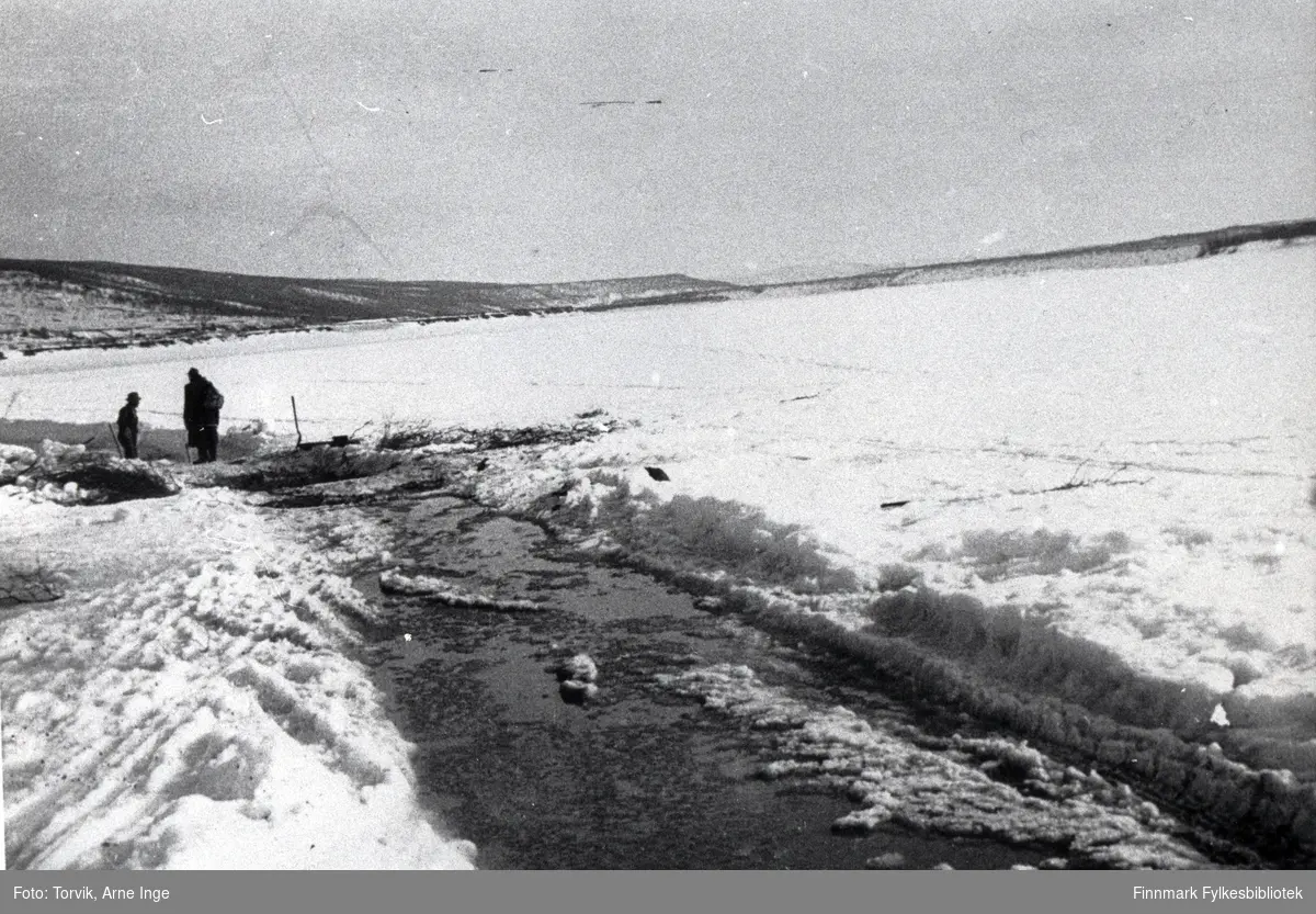 Vinterveien eller isveien over Tanaelva går i oppløsning, 1946.
