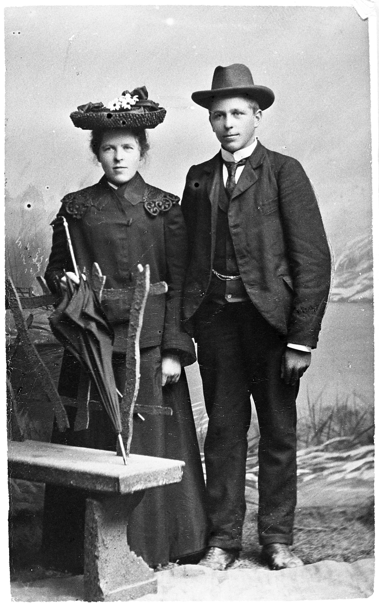 Helfigurs portrett av søsknene Anne Marie og Johan Berg. Hun var på kjøkkenet på diakonissehjemmet i Oslo, og han var lærling på landbrukshøgskolen på Ås. De traff hverandre i Oslo og tok bilde der. Året er 1905.