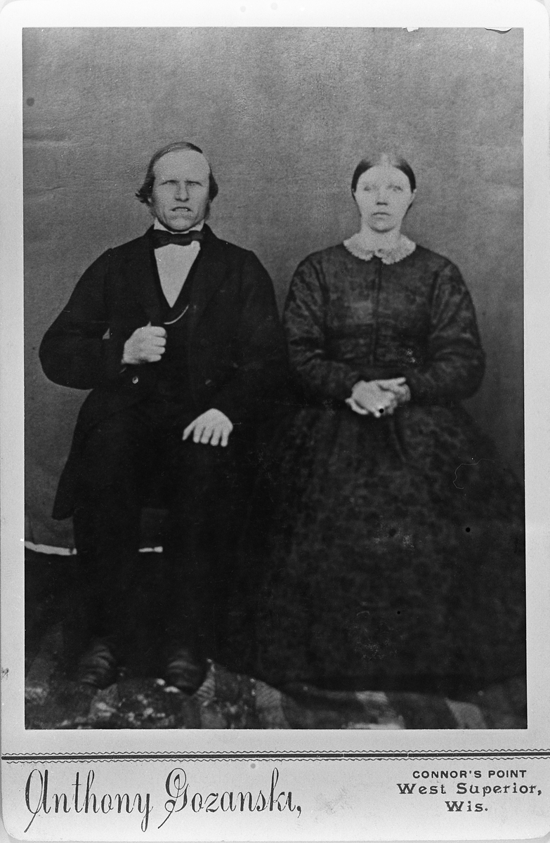 Helfigurs portrett av ekteparet Marie og Lars Grefsrud. Lars var lærer ved Dystebakken skole i Kolbu. Marie var født Torsbakken. Bildet er tatt i Wisconsin, USA, året 1860.