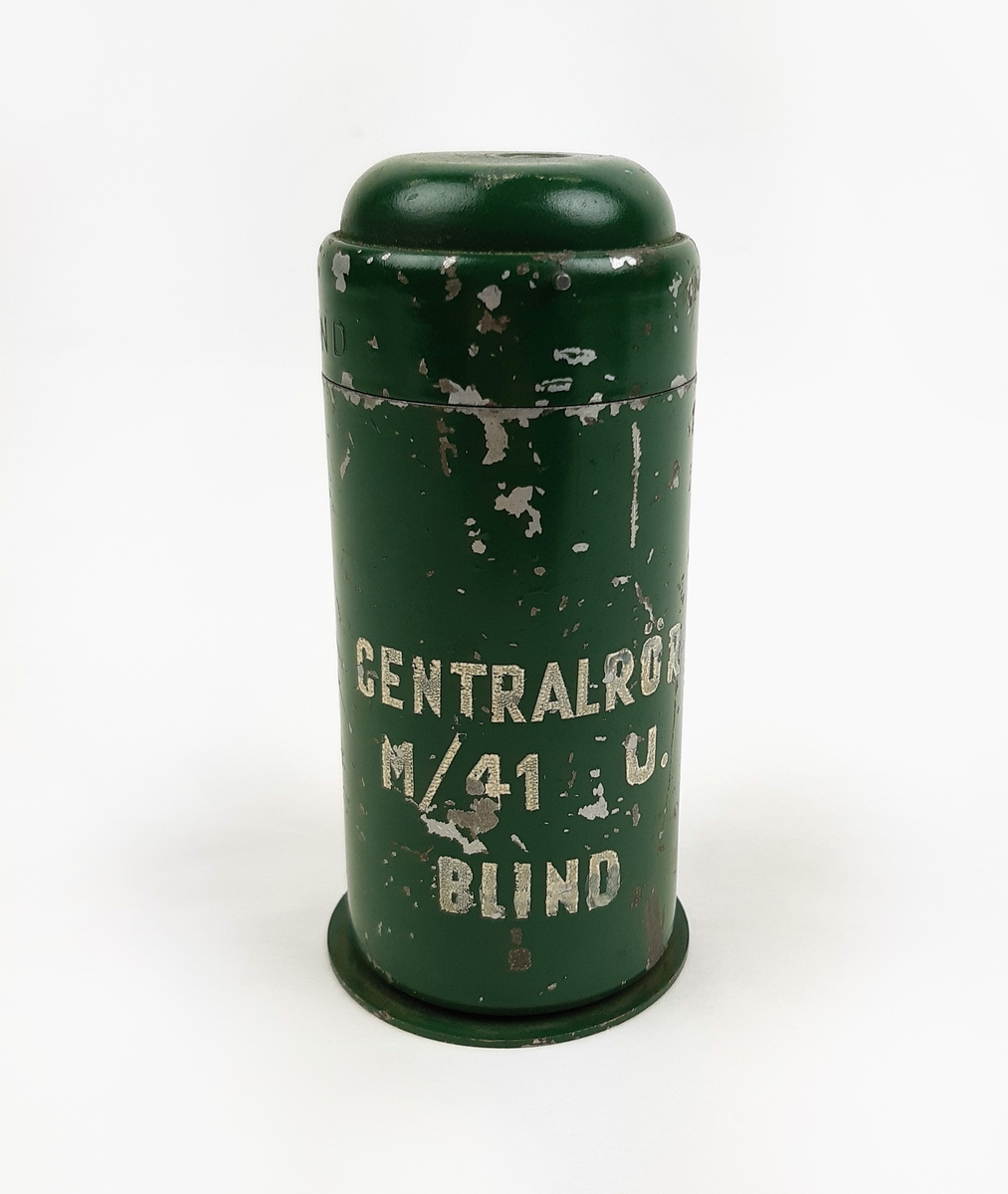 Centralrör m/41, blint. Bestående av en grön cylinder av metall. Märkt: CENTRALRÖR, M/41 U, BLIND.