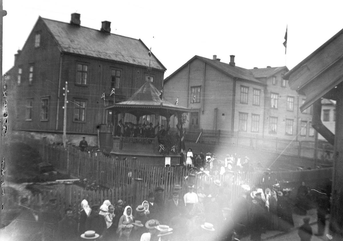 Folkemengde samlet foran en paviljong.