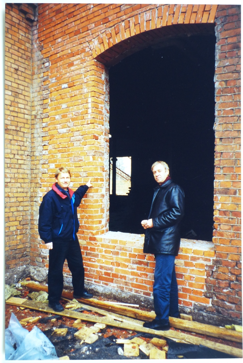 Gjuteriet, Lars Bergström och Oiva Isola inspekterar