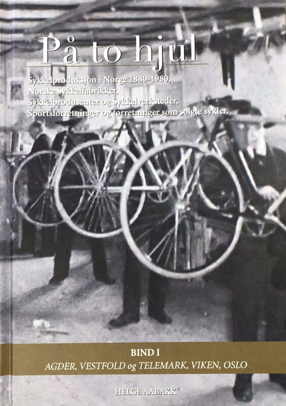 Forside av boken På to hjul. Bilde fra sykkelfabrikk tidlig 1900-tall.