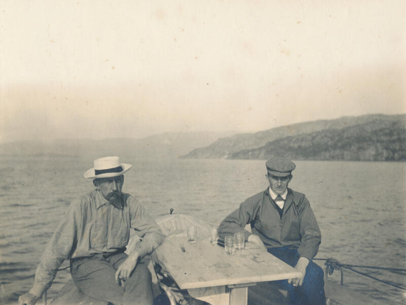 In the summer of 1908, Amundsen goes to Bergen to participate in a "series of marine surveys in the Bergen fjords", the newspapers can report. The stay lasts two months, and in the following spring he is back on a new six-week course. Several of the crew also receive similar training. The teacher is Bjørn Helland-Hansen (right), who becomes an important figure in the expedition preparations. He will also be one of the few people aware of Amundsen’s new plans for the South Pole before departure. Photo: Follo Museum, MiA. (Foto/Photo)