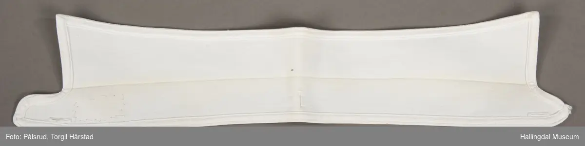 En hvit løskrage i bomull for herreskjorte. To knappehull i hver ende og ett knappehull på linning midt bak.
