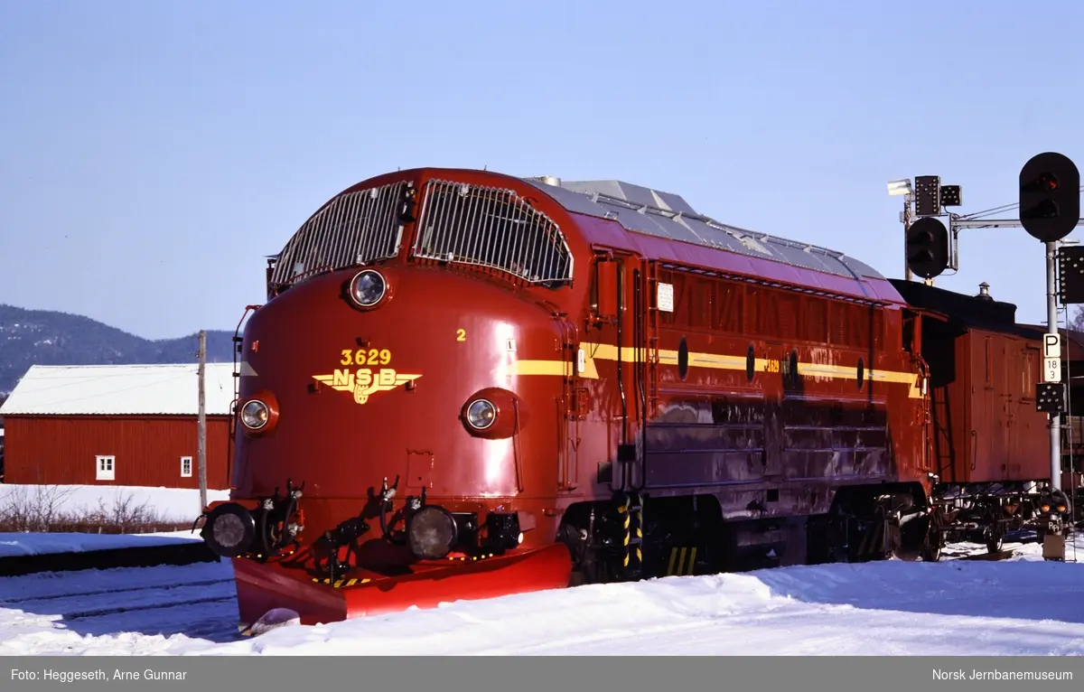 Diesellokomotiv Di 3 629 med godstog til Trondheim på Hell stasjon