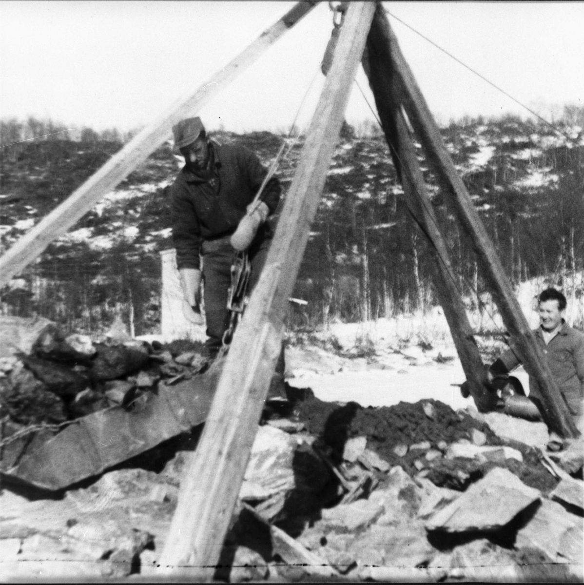 Menn Med En Stubbebryter Arbeider Med Rensking Av Tomt Sør Troms Museum Digitaltmuseum 