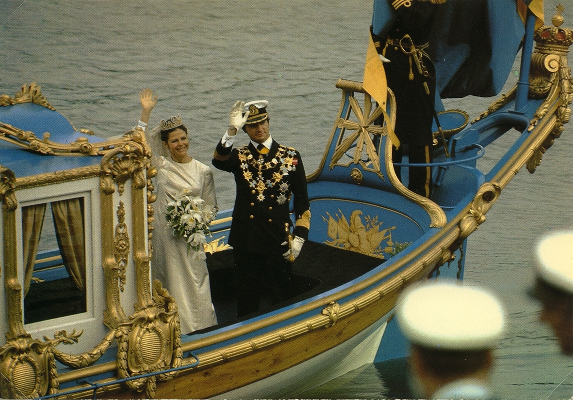 Efter vigseln mellan Kung Carl XVI Gustaf och Silvia Sommerlath den 19 juni 1976 färdades brudparet i kortege genom Stockholm. Resa avslutades med en färd med Vasaorden som här lägger till vid Lejonbacken.