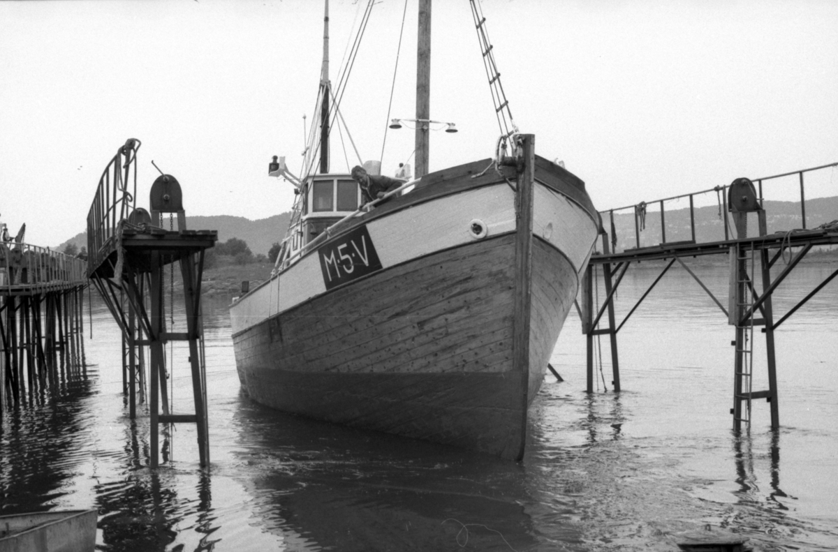 Dokumentasjonsbilder i serie av båten m/b "Heland" på slipp ved Fyllingen Slipp i Langevåg, Sula.