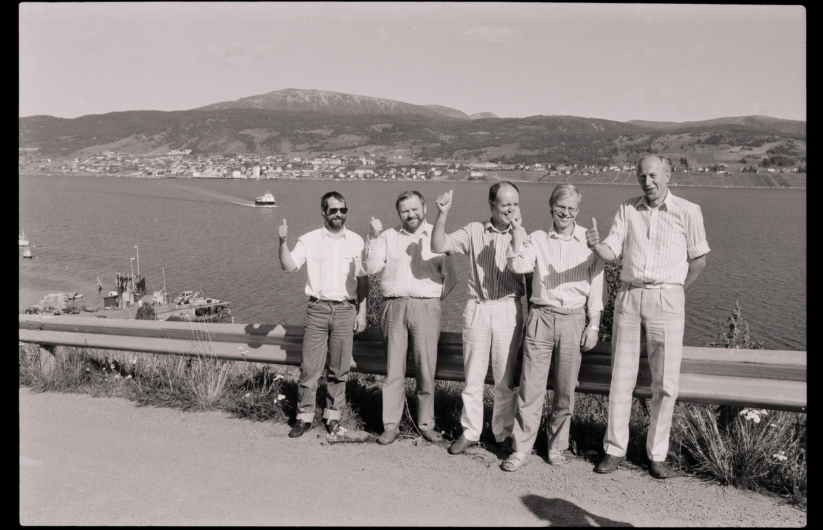 Gruppebilde tatt på veien ved fergeleiet på Kveøya. Borkenes i bakgrunnnen.