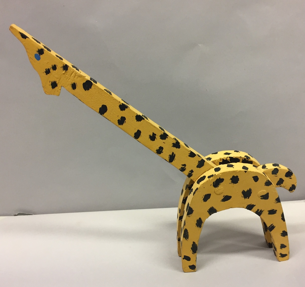 Heimelaga giraff i tre. Måla i gult og svart.