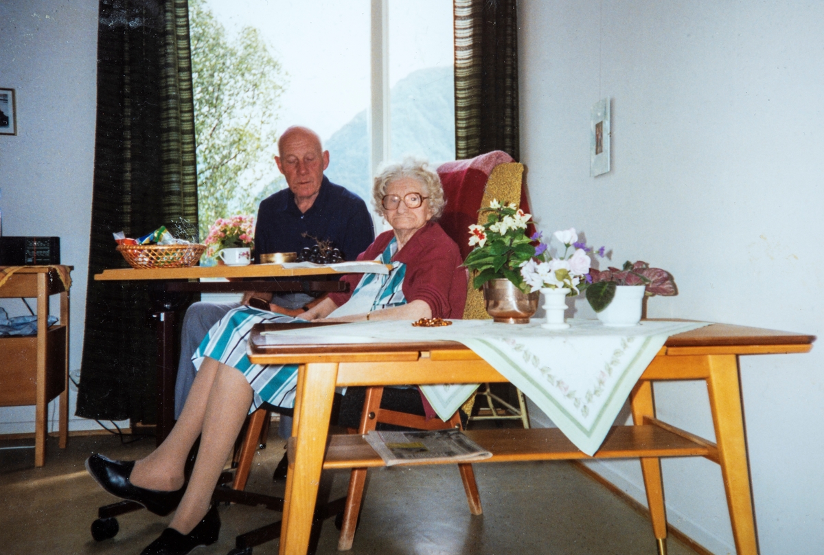 Arne Frydenlund ( f: 01.01-1924, d: 21.04-2014) på besøk hos sin mor, Anna Larsen (f: 12.11-1900, d: 18.04-1991) på Rauma sykehjem, Åndalsnes.