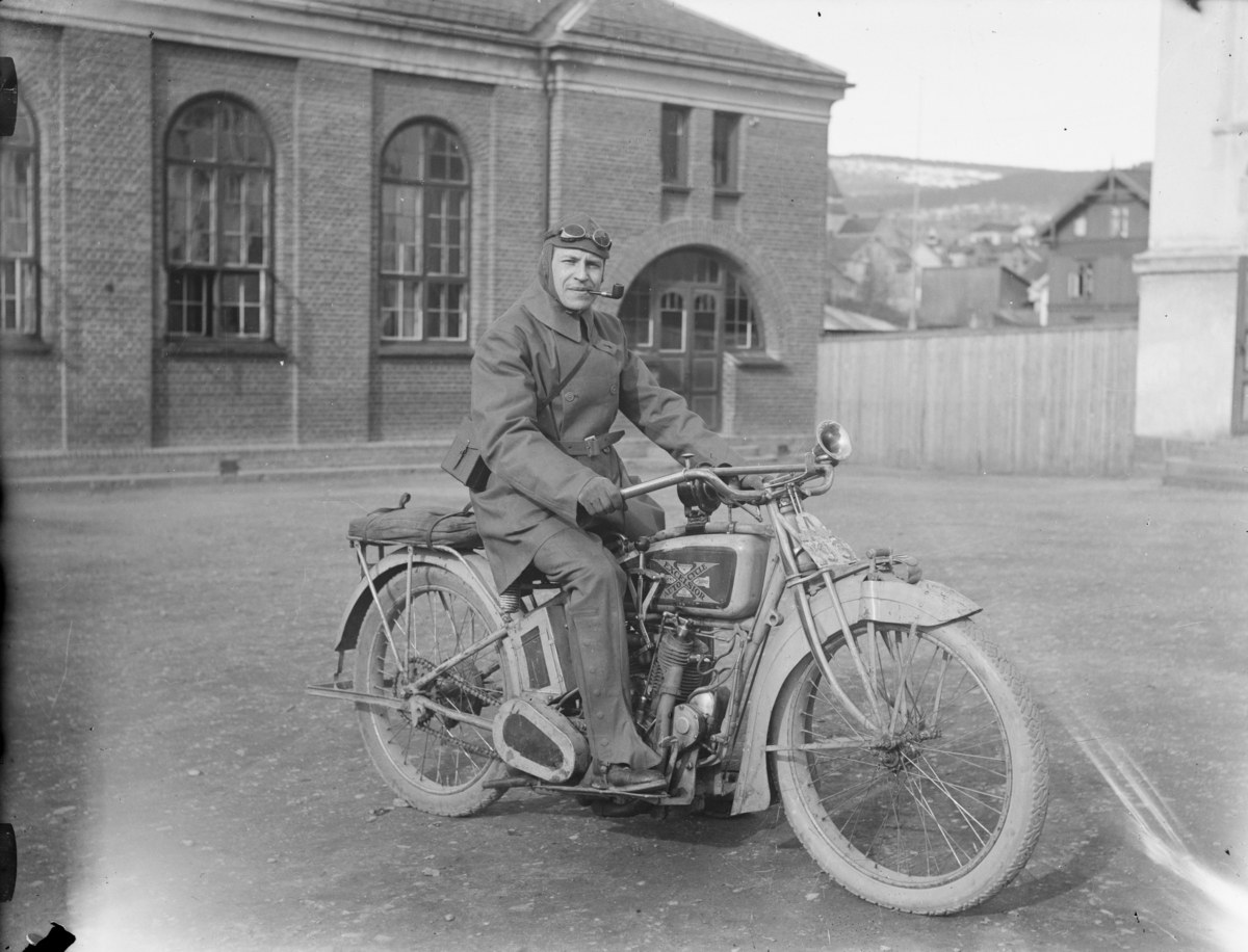 Lillehammer folkeskole, mann på motorsykkel ved gymsalen