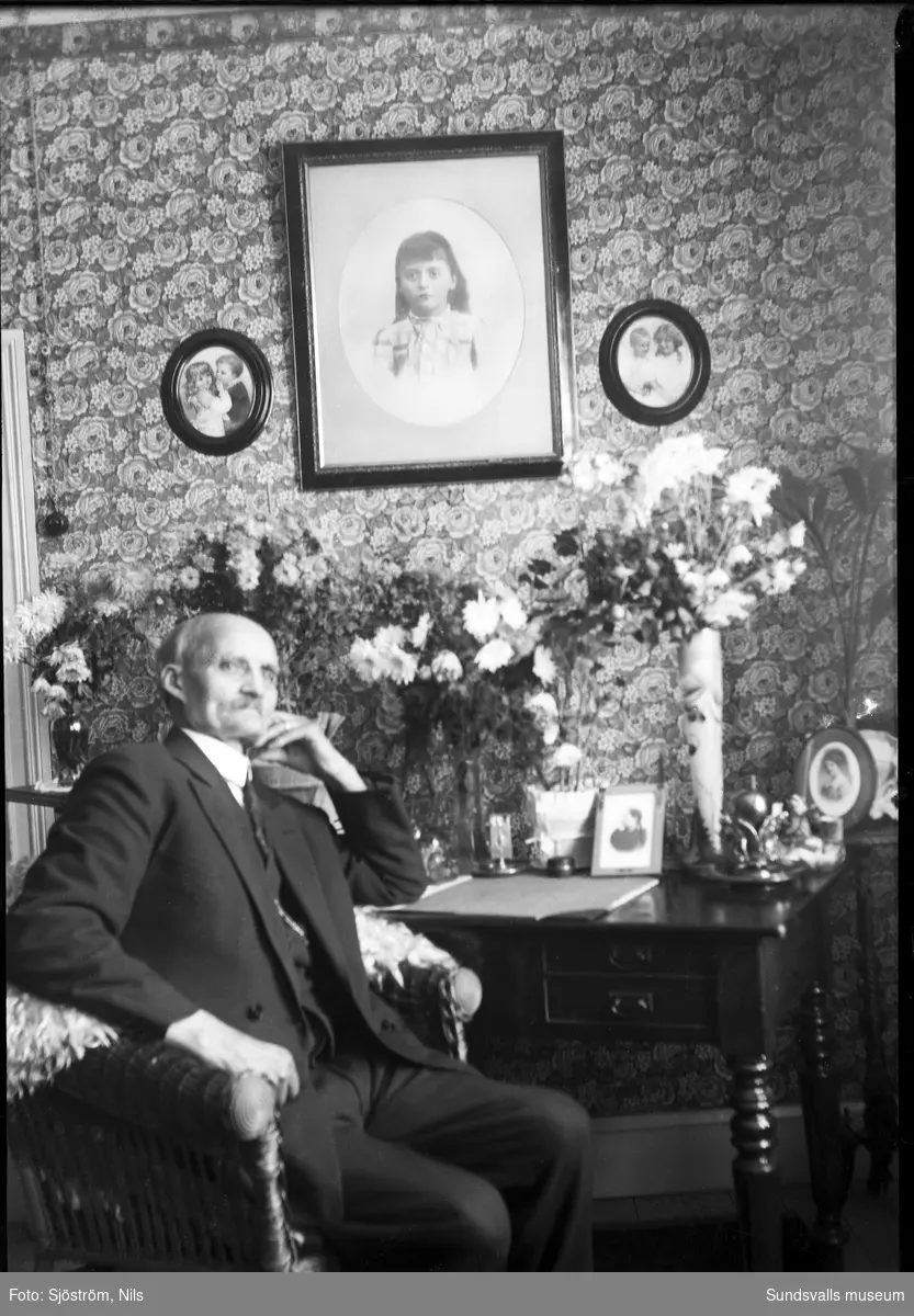 Porträtt i hemmiljö av fotografen Nils Sjöström, Svartvik, på hans 90-årsdag.