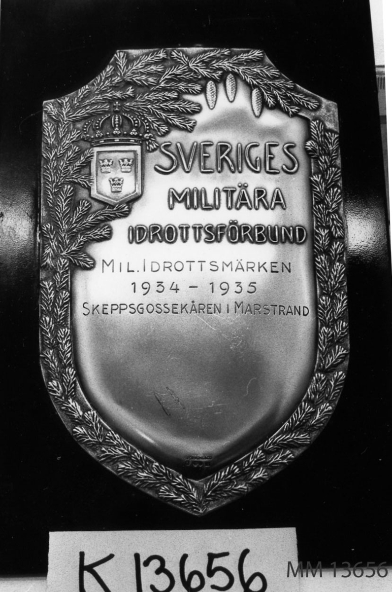 Plakett.
Text: Sveriges Militära Idrottsförbund.
Ingraverat: Militärt Idrottsmärke 1934 - 1935.
Stämpel: SPORRONG&CO I 8