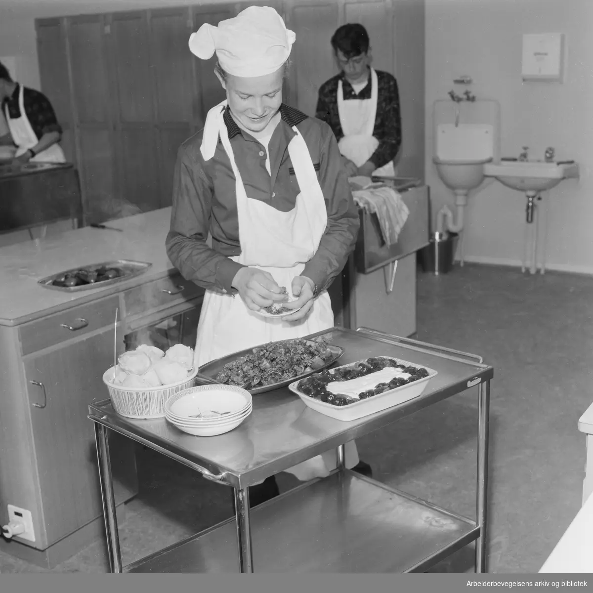Skolekjøkkenundervisning for gutter i klasse 2C på Sandaker Skole. Elev Bjørn Berglund anretter et måltid. Mai 1960.