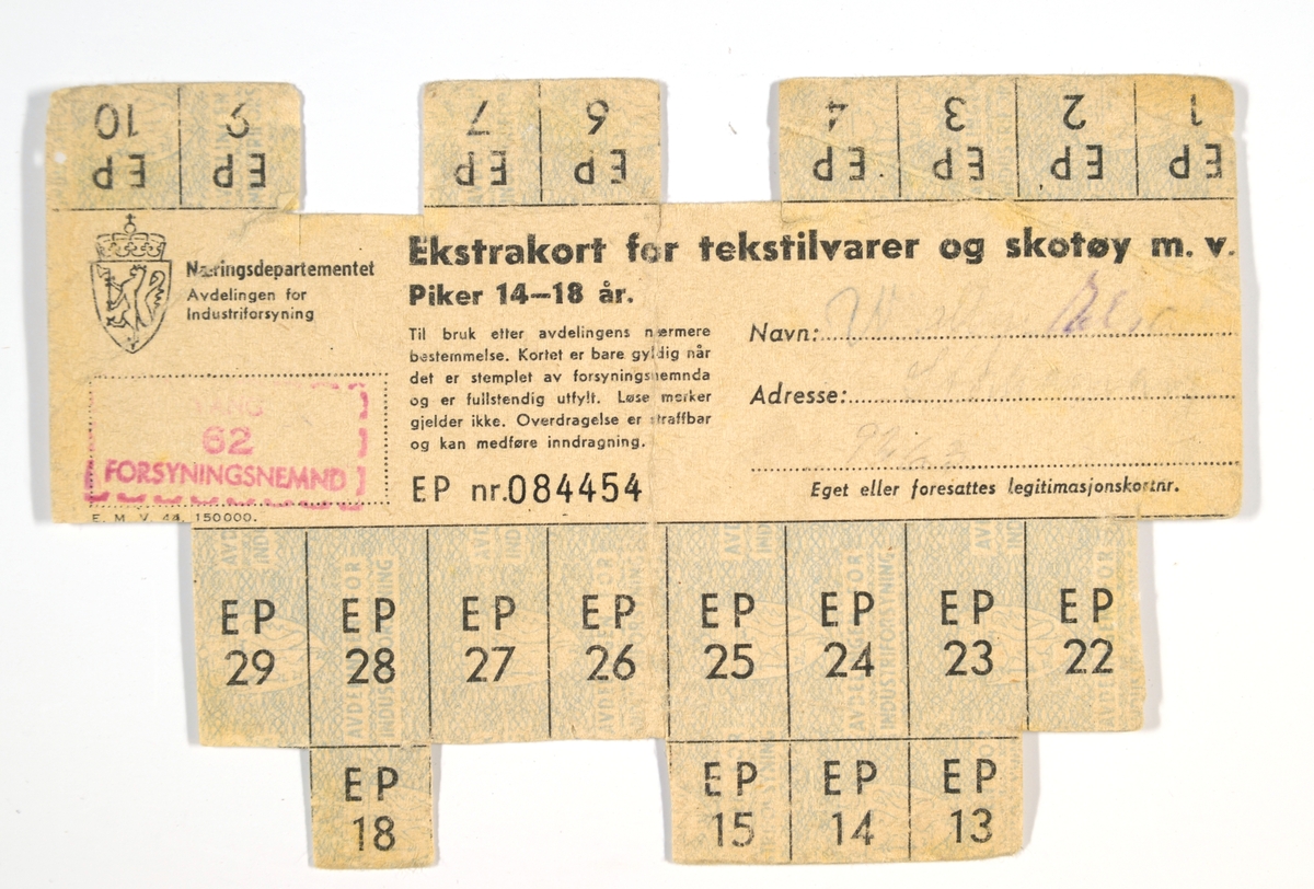 6 rasjoneringskort fra 1952/1953. De er alle laget av tynn papp og de varierer i størrelse. Det er påtrykt informasjon om hvilket departement som har utstedt dem, hvile varer det gjelder og hvilke forbrukergrupper det gjelder. For detaljer se "Påført tekst/merker". På kortene er det merker som kan klippes av og brukes. De fleste er merket med koder, eksempelvis "Gr.II G13", "H 3", "M 40" og så videre. Det er brukt av alle kortene ( i varierende grad). 
01: Skotøykort for voksne
02: Matvarer (blant annet sukker)
03: Ekstrakort
04: Ekstrakort (kaffe)
05: Ekstrakort (kakao, kokesjokolade)
06: Ekstrakort (tekstilvarer og skotøy m.v. Piker 14-18 år)