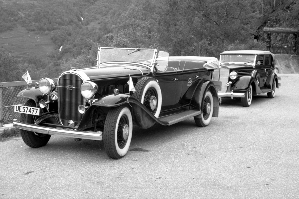 Motiv av to veteranbiler som ble brukt til turismen i Geiranger allerede på 1920- tallet.