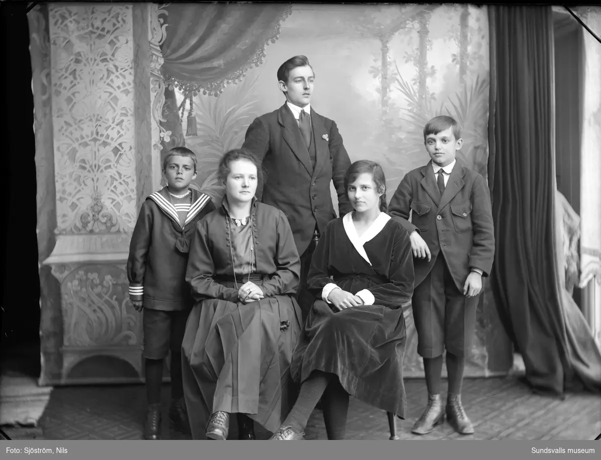 Ateljéfoto av Nils och Karolina Sjöströms fem barn Fritiof, Elin, Harry, Ingeborg och Gösta.