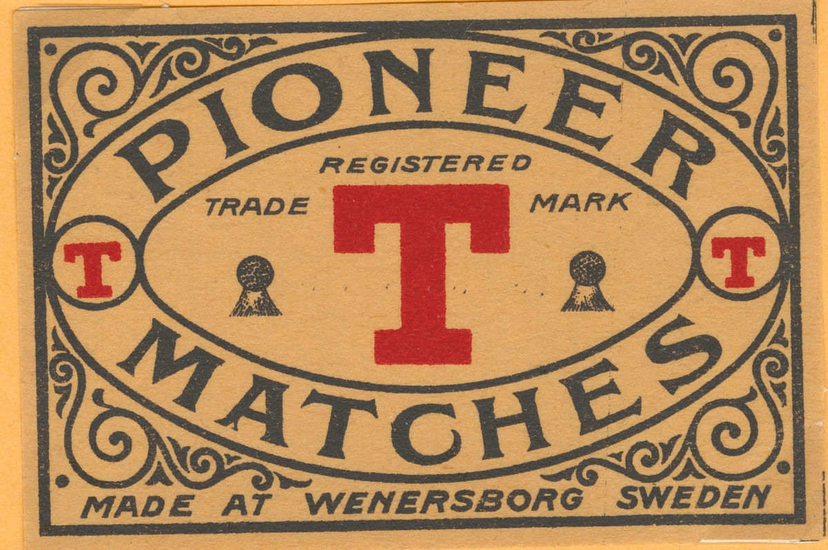 Tändsticksetikett från Vänersborgs tändsticksfabrik.
På etiketten står: Pioneer Matches Regisred Trade Mark T Made at Wenersborg Sweden

Tändsticksetiketten är fäst på ett papper tillsammans med andra tändsticksetiketter.