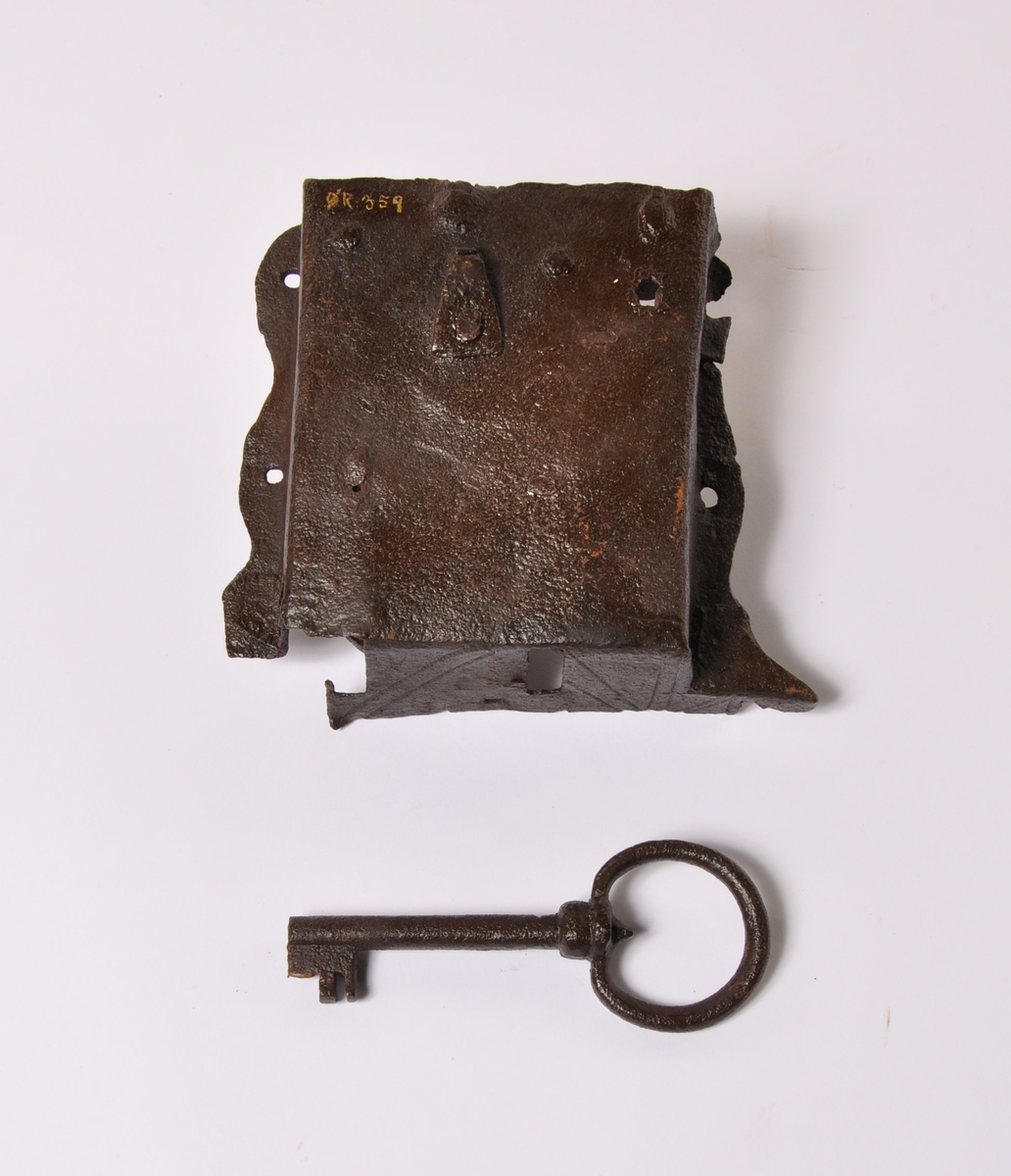 Håndsmidd lås til kiste med nøkkel av metall