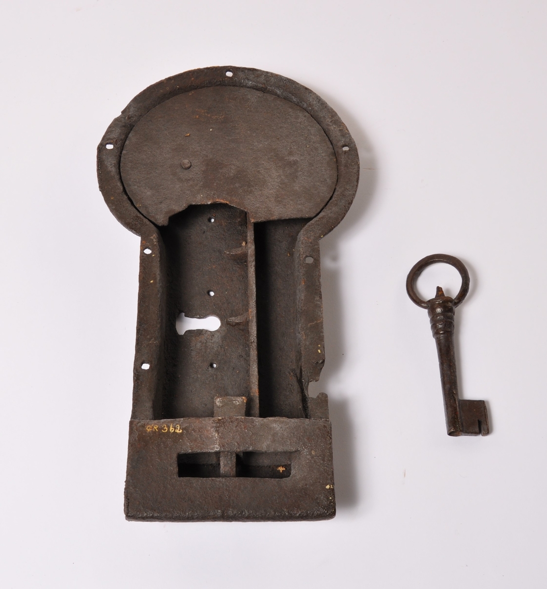 Stor håndsmidd lås med nøkkel i metall, kjøpt på den berømmelige auksjonen på Ellefsrød omkring 1881.