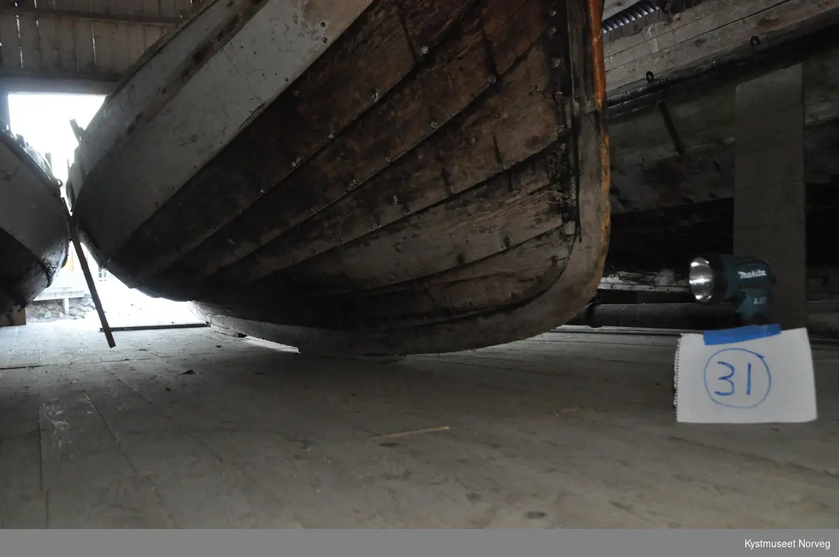 Bindalsbåt 3,5 rom
6,37 meter halslengde
høy på ripa, sneiseilrigget
rull for line eller snøre framme på krystokken