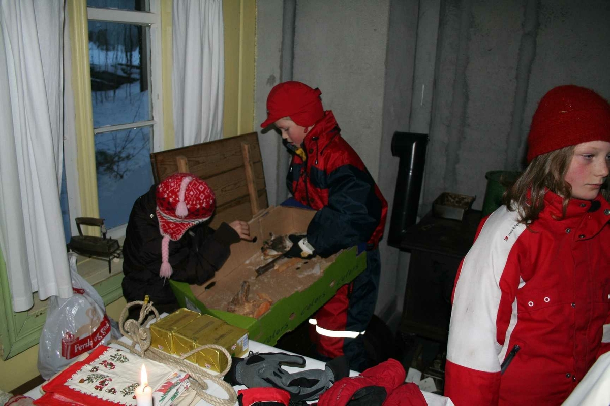 Jul på gamlemåten i Museumsparken 2008. Vedbæring
