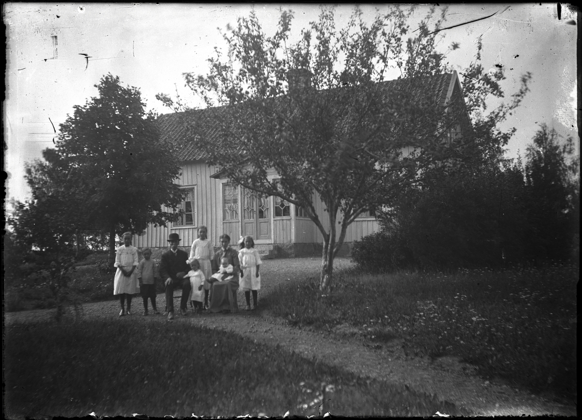 Familj framför bostadshus