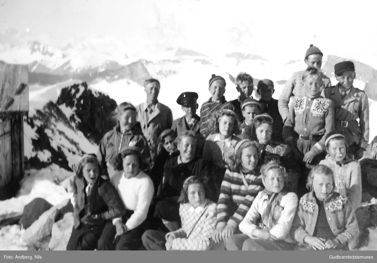 Skuleklasse frå Marlo skule på tur til Galdhøpiggen 1943