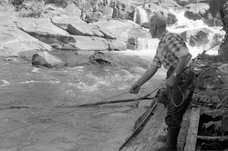 Oskar Fosse fisker med kastegarn i Sørelva, evt Sørelvo, Etn