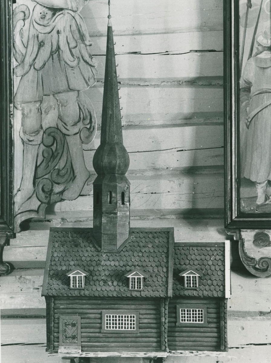 Modell av Trefoldighetskirken før påbygging av sakristi og våpenhus og påsetting av panel.

A: kirken.
B: tårnet.