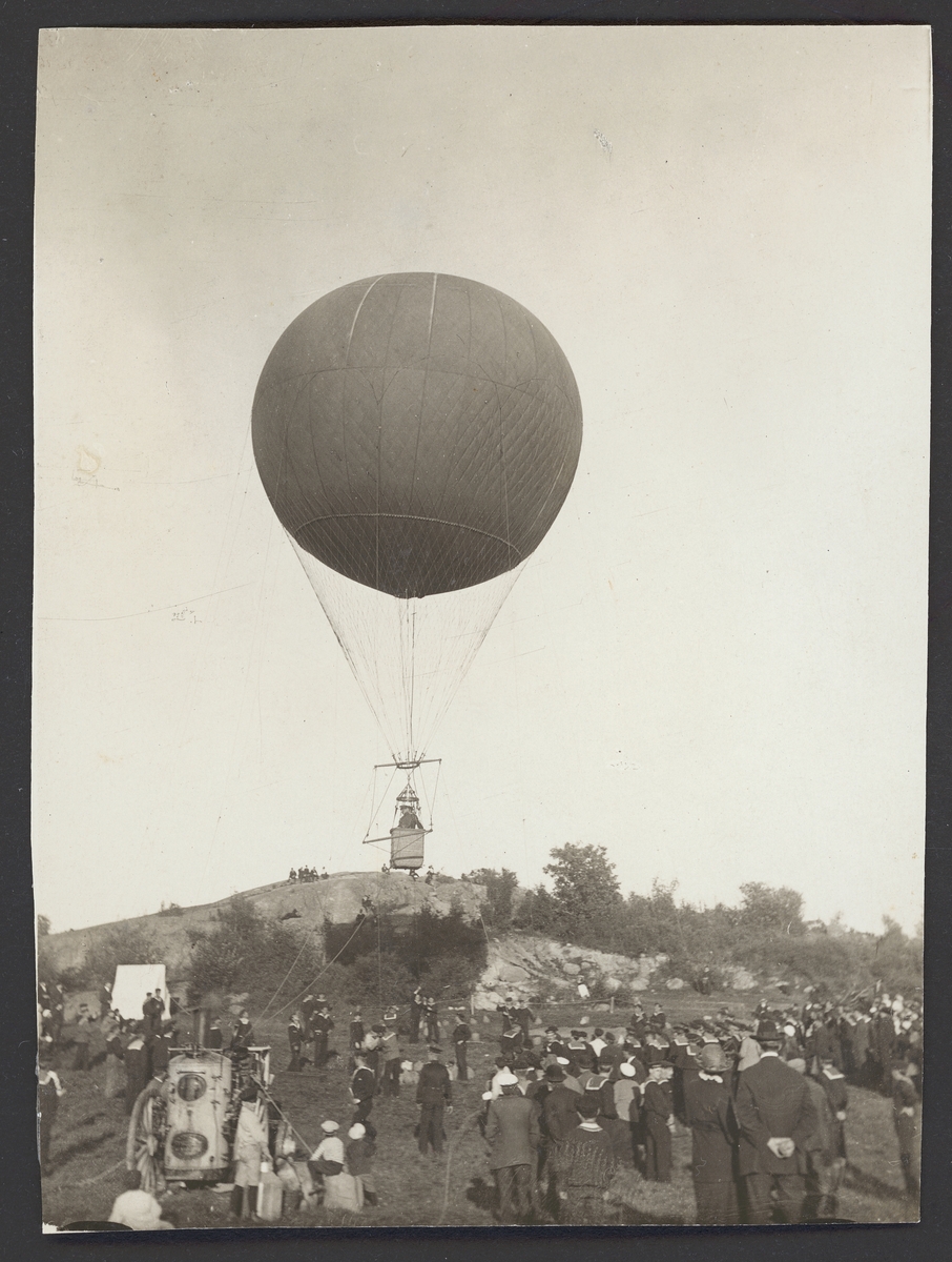 Ballongfartyget No 1 var en pråm med en öppningbar hangar för en förankrad vätgasballong. Ballongen användes för optisk spaning. Ballongen var försedd med en korg för en officer, utrustad med goda kikare och telefon till ballongfartyget. Den kunde släppas upp med en 600 meter lång kabel till en höjd av c.a 500 meter.