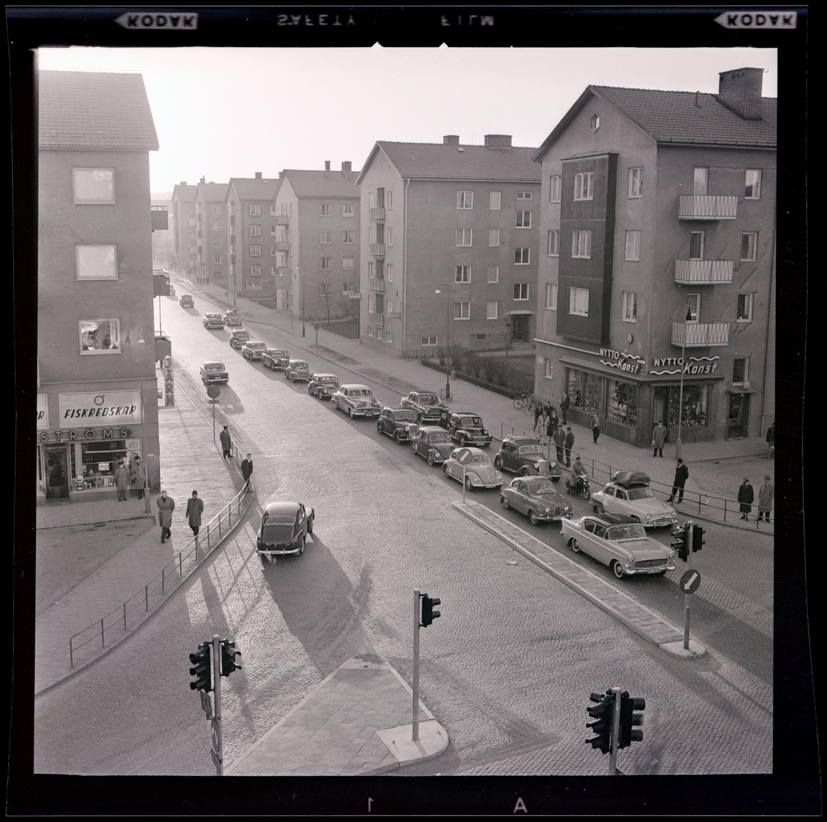 Ändlösa bilkaravaner genom Uddevalla 1960