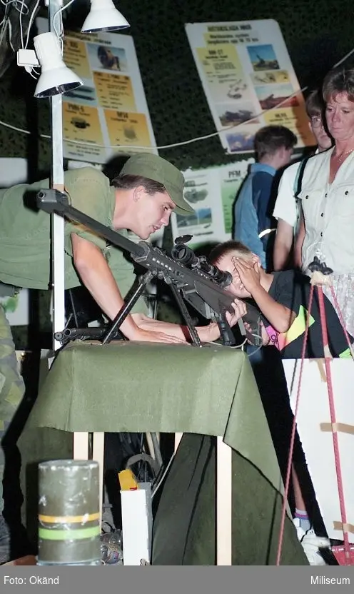 Försvarsmaktens dagar.

Armens, förevisning och mässa. 
Barnen titta genom kikarsikte på en automatgevär 90 (AG90).