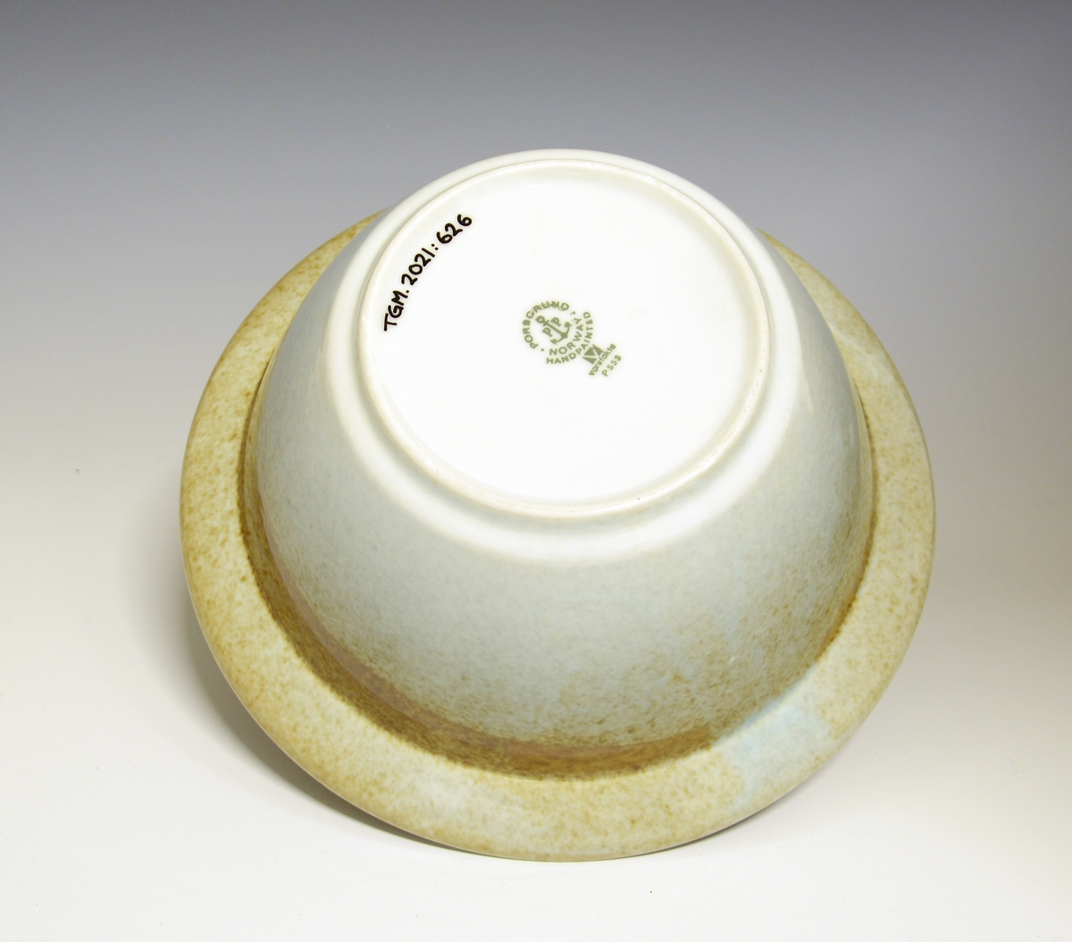 Bolle i tykt porselen. Formgitt av Eystein Sandnes. I produksjon fra 1971.
Modell: Eystein.
Dekor: Tundra.