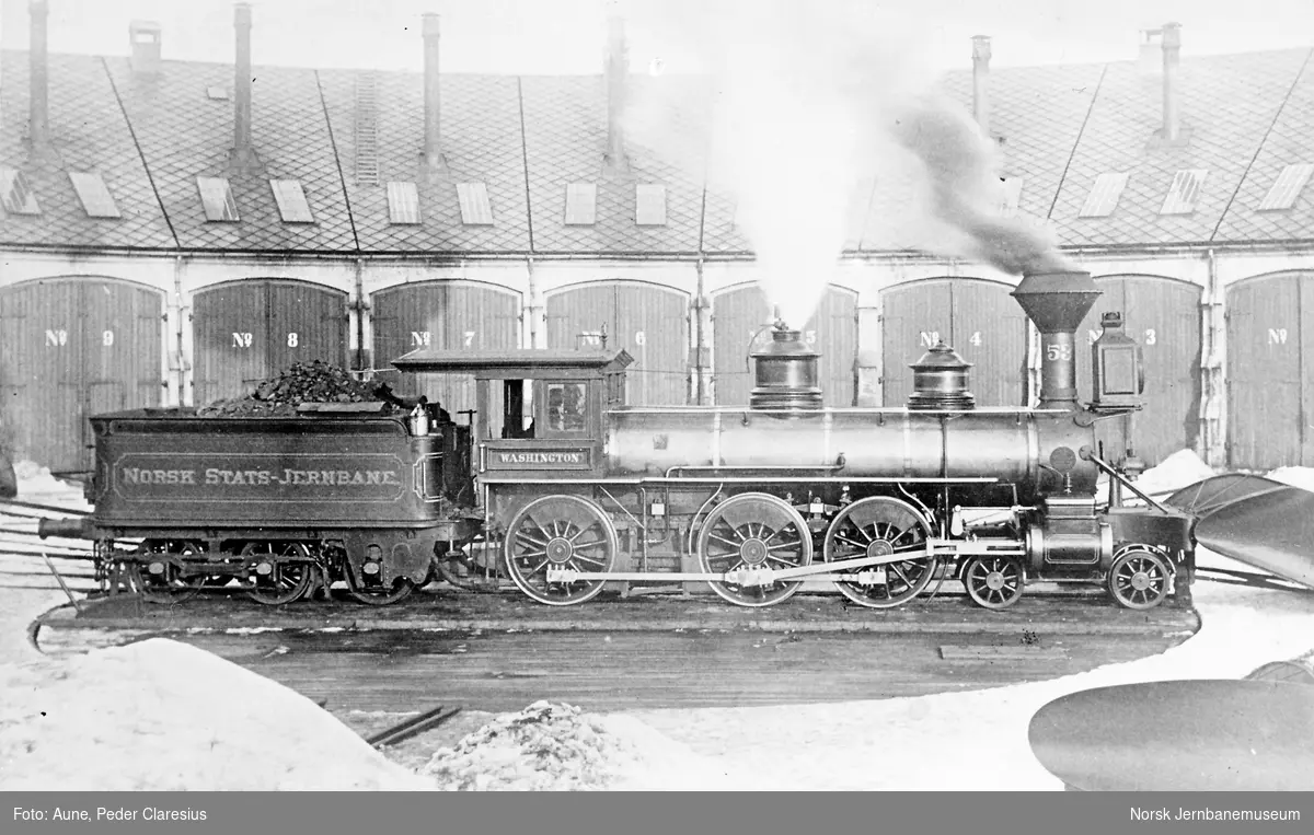 Damplokomotiv type 14a nr. 53 "Washington" med stor frontplog på svingskiven utenfor lokomotivstallen på Brattøra
