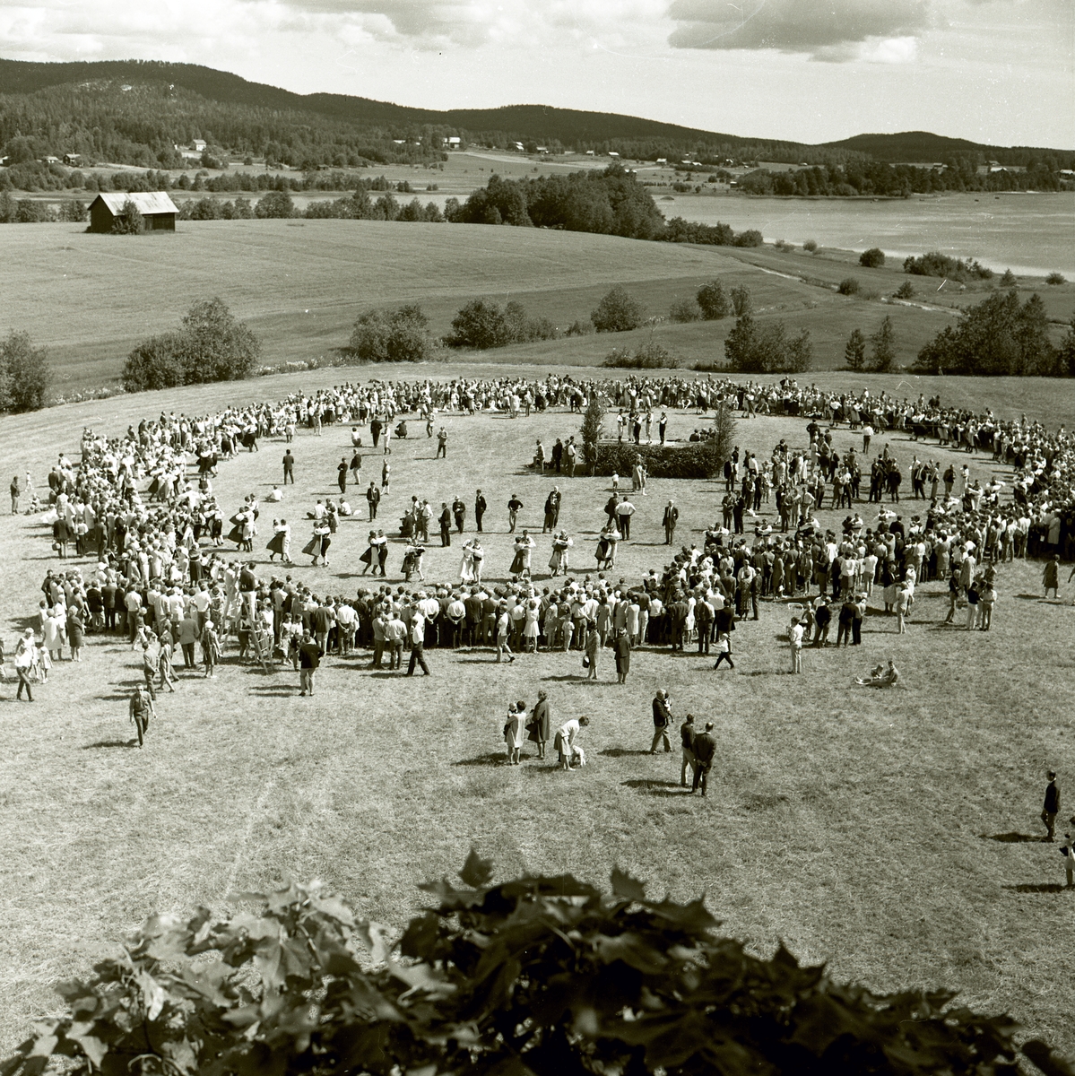 Dansare och publik på Hårga äng 13 juli 1968.