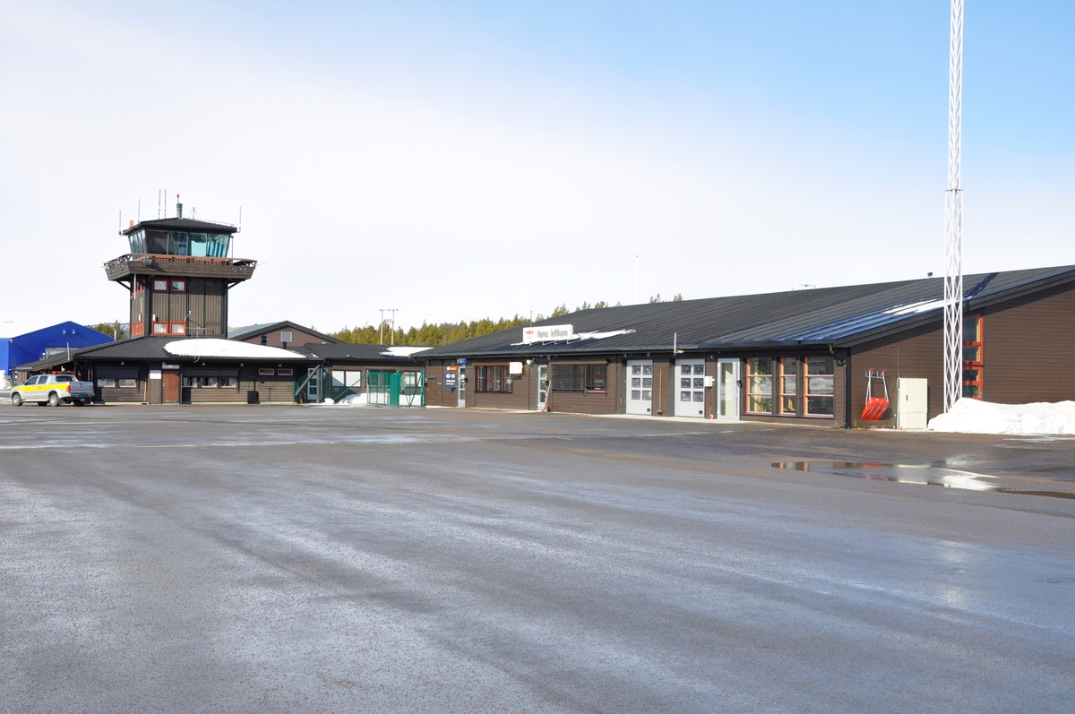 Terminalbygg og flytårn på Røros flyplass, sett fra flysiden. - Norsk ...
