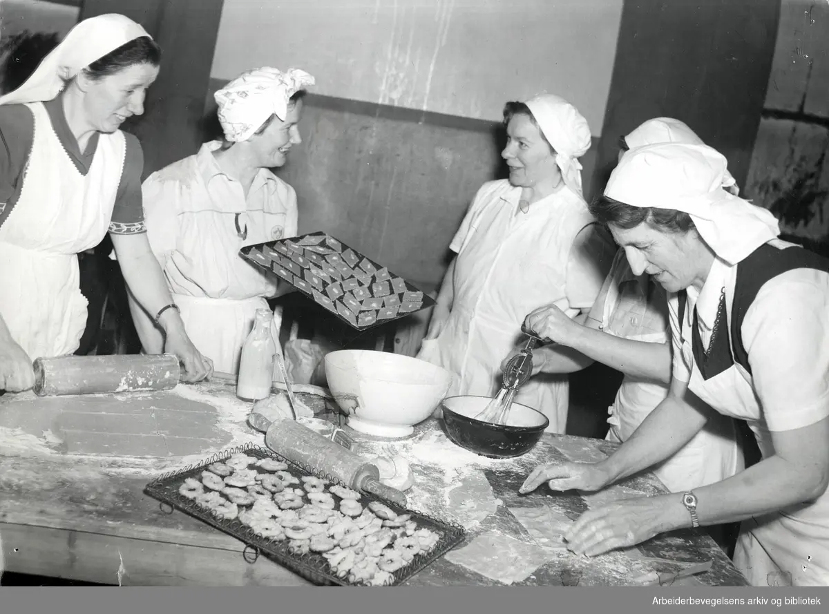 Husstellkurs i AOF. Lillemor Erken (1906-1962) lærer husmødre å bake julekaker. Desember 1950