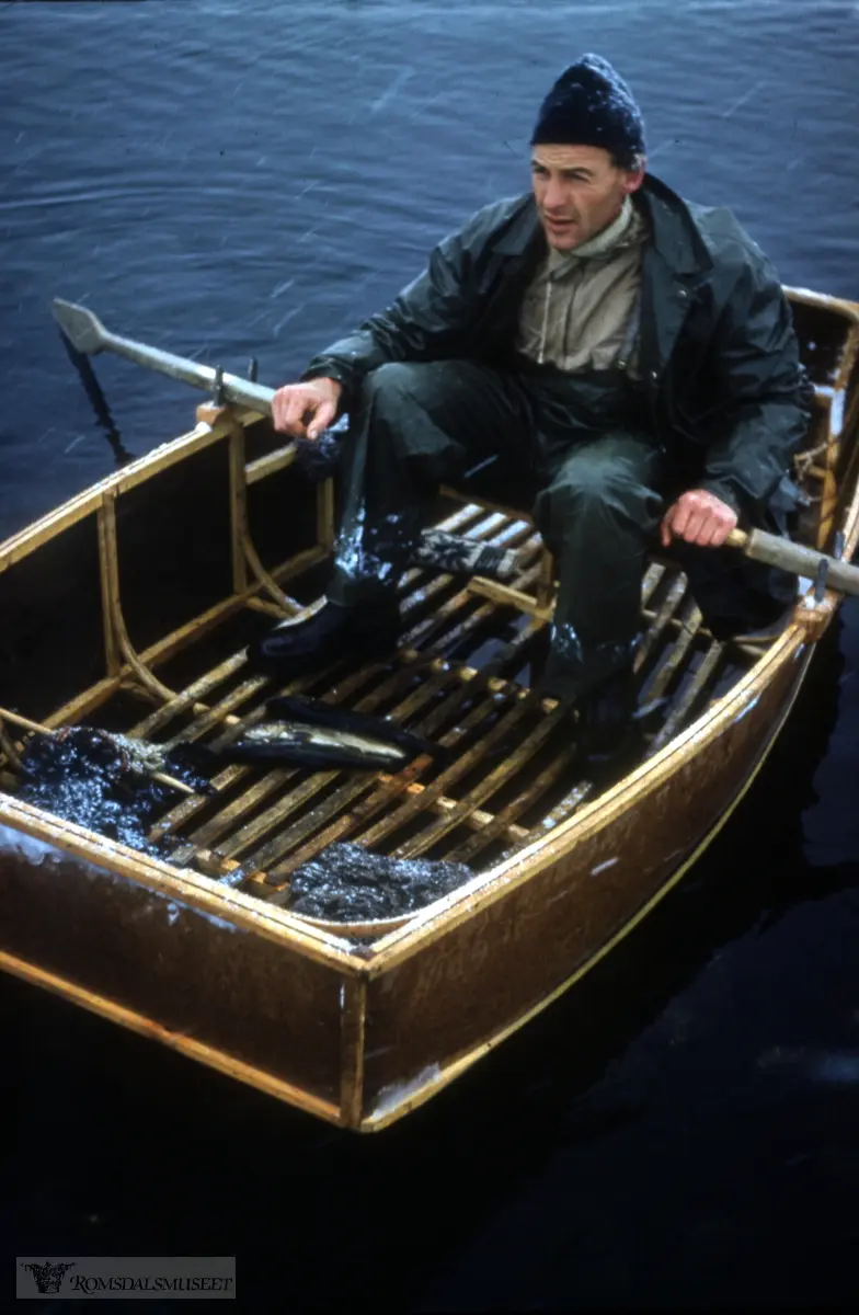 Halvor Reitan f.29.06.1925, d.01.10.1997 i båt på Fossafjelltjønna, Sandgrovskaret, Eikesdalen.