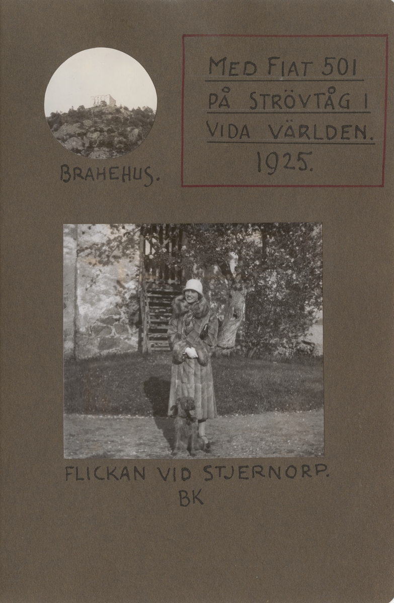 Porträttfoto av Anna Linderstam iklädd rock och hatt med en hund framför en byggnad i Stjärnorp, 1925.

Text vid foto: "Med Fiat 501 på strövtåg i vida världen. 1925. Flickan vid Stjernorp. BK."