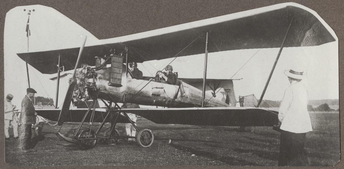 Flygplan B 1 Bréguet på flygfältet på Malmen, sommaren 1913. I förarsitsen sitter Henrik Hamilton. Vid vingspetsen står Ellen Hamilton.