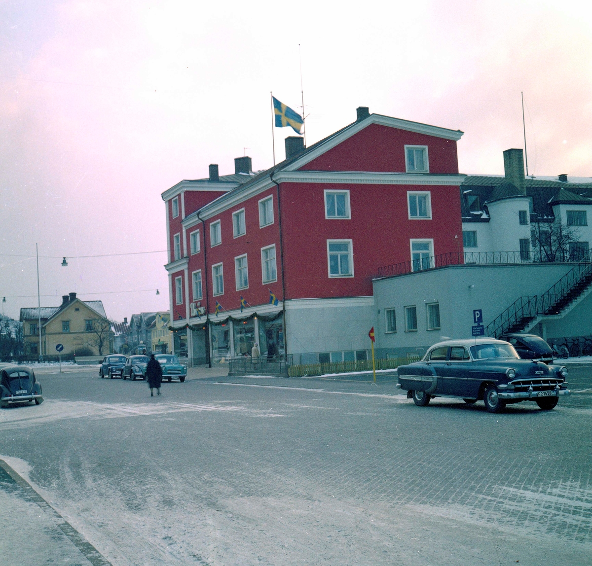 Bild över Drottninggatan i Huskvarna 7 december år 1959. Konsum Union i den röda byggnaden fyller 60 år.