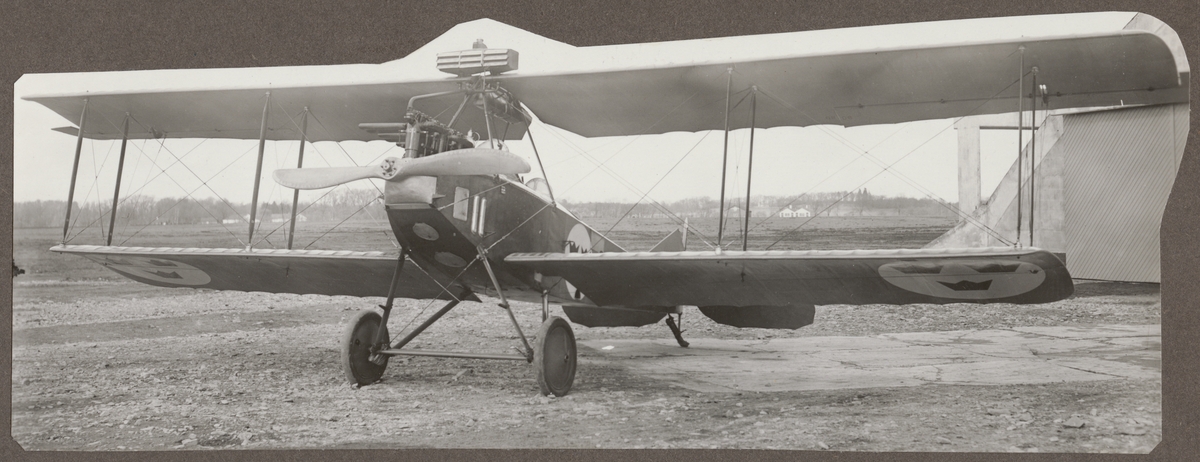 Flygplan Sk 1 Albatros B II står på ett flygfält, cirka 1926-1929.