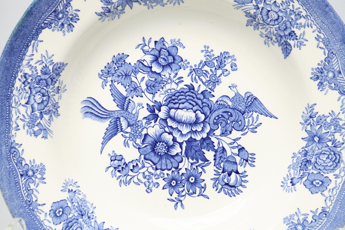 34 hvite, dype tallerkener, dekorert med blått fasanmønster.