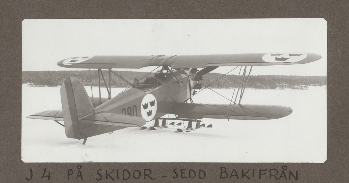 Flygplan J 4, Heinkel HD 19 märkt nr 280 står med skidor på F 2 Hägernäs, cirka 1929-1930. Vy bakifrån.

Text vid foto: "J 4 på skidor - sedd bakifrån."